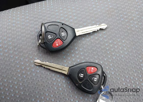 2009 Toyota Matrix S z USA, uszkodzony, nr VIN 2T1LE40E09C002657